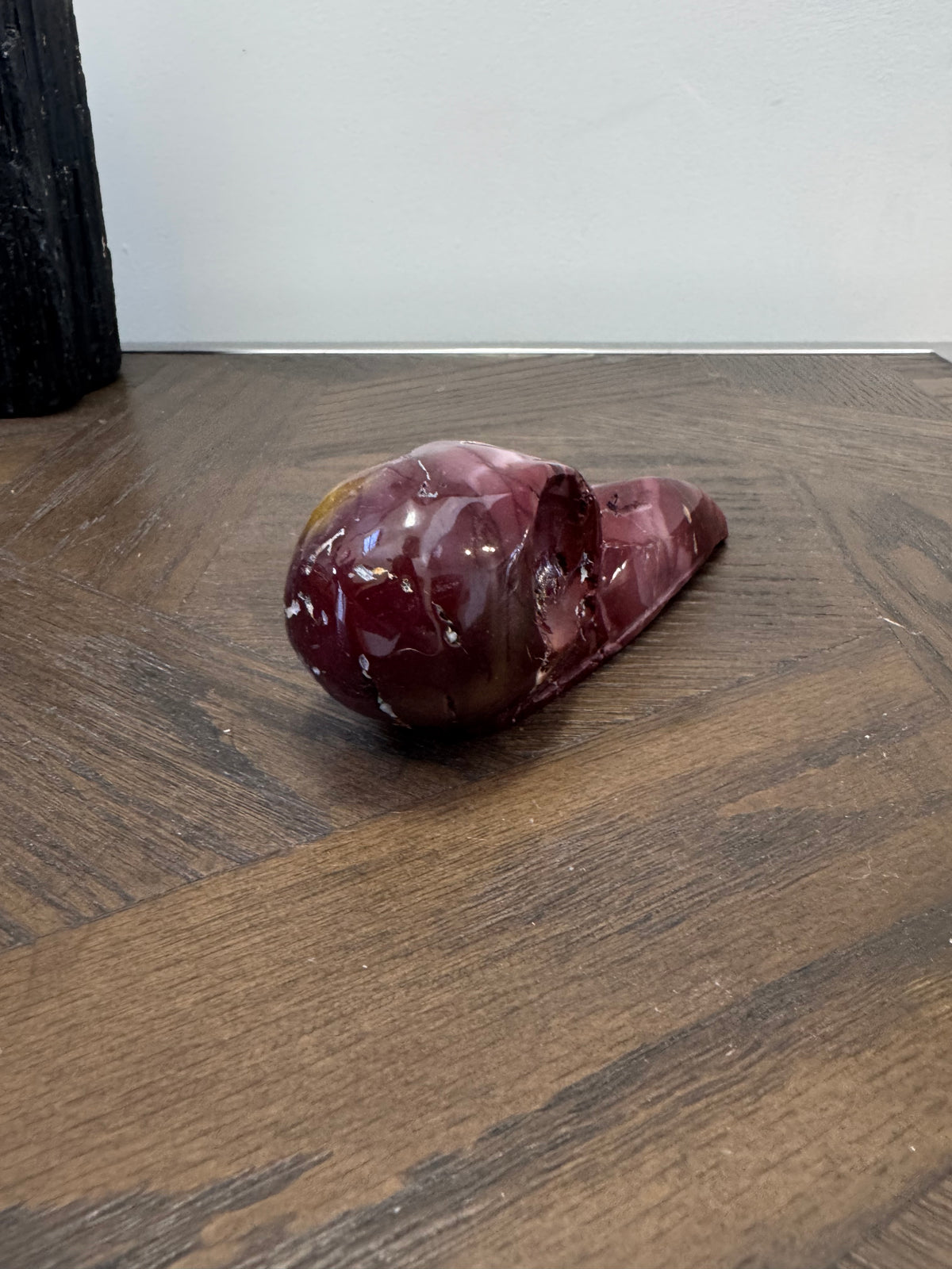 💗 Mookaite Raven Skull – Grounding, Courage & New Beginnings