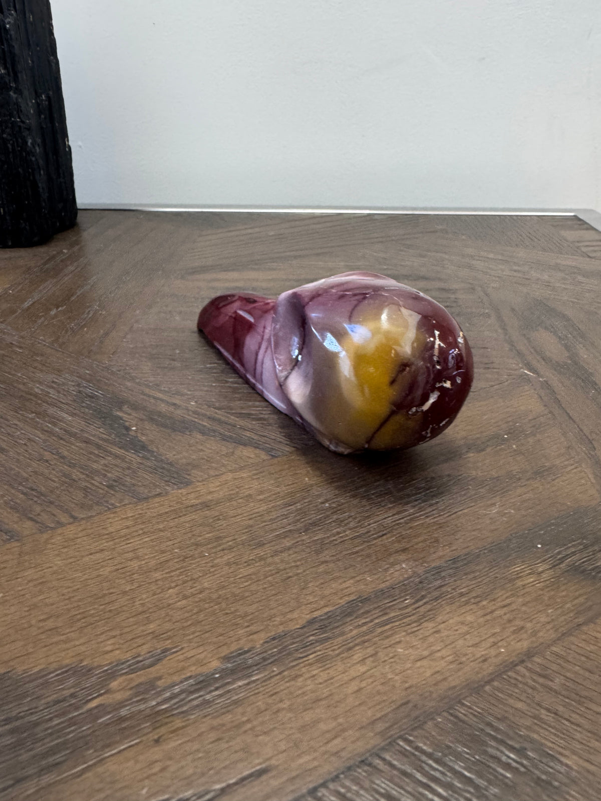 💗 Mookaite Raven Skull – Grounding, Courage & New Beginnings