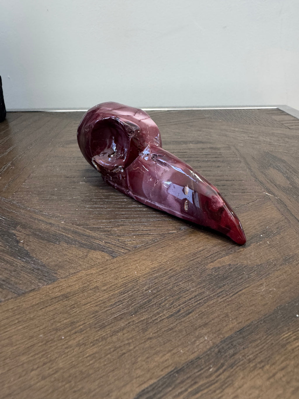 💗 Mookaite Raven Skull – Grounding, Courage & New Beginnings