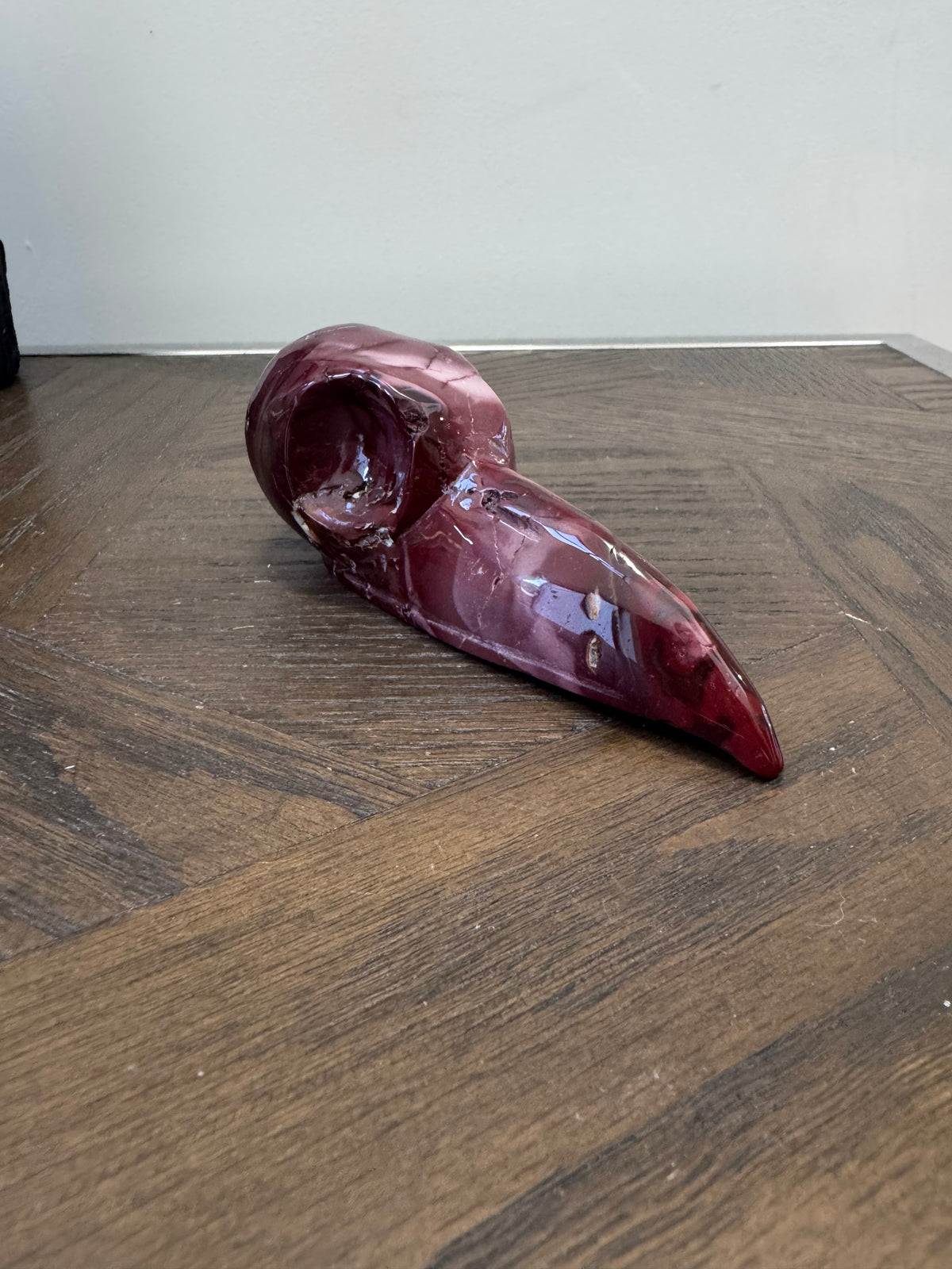 💗 Mookaite Raven Skull – Grounding, Courage & New Beginnings