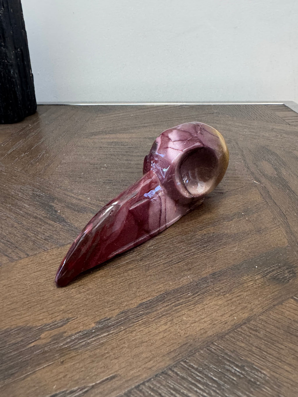 💗 Mookaite Raven Skull – Grounding, Courage & New Beginnings