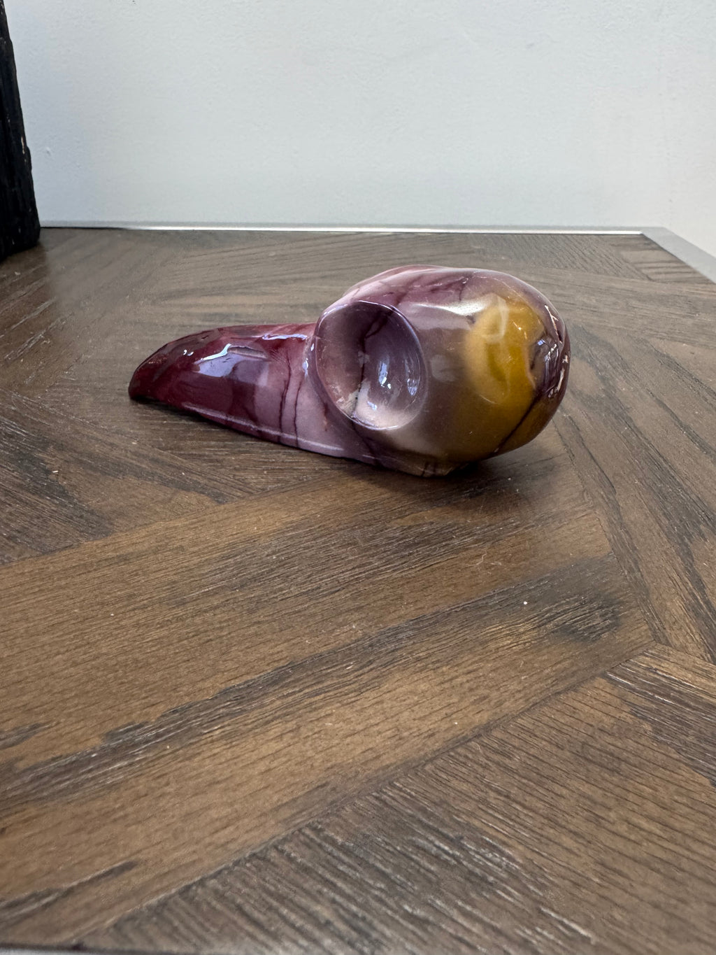 💗 Mookaite Raven Skull – Grounding, Courage & New Beginnings