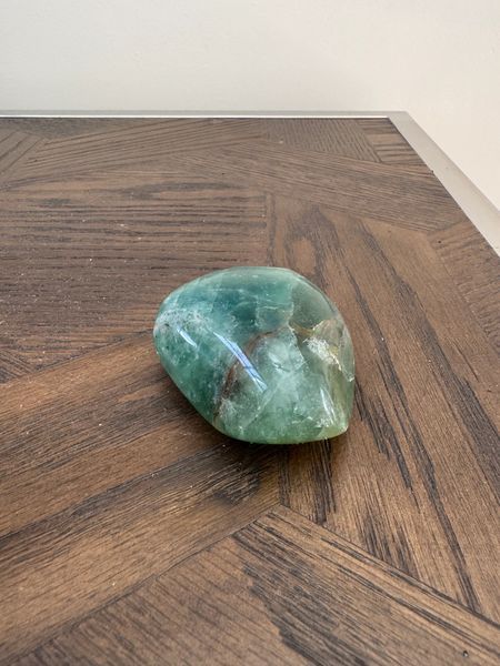 Elaris Quiet Anchor Crystal Palm Stone