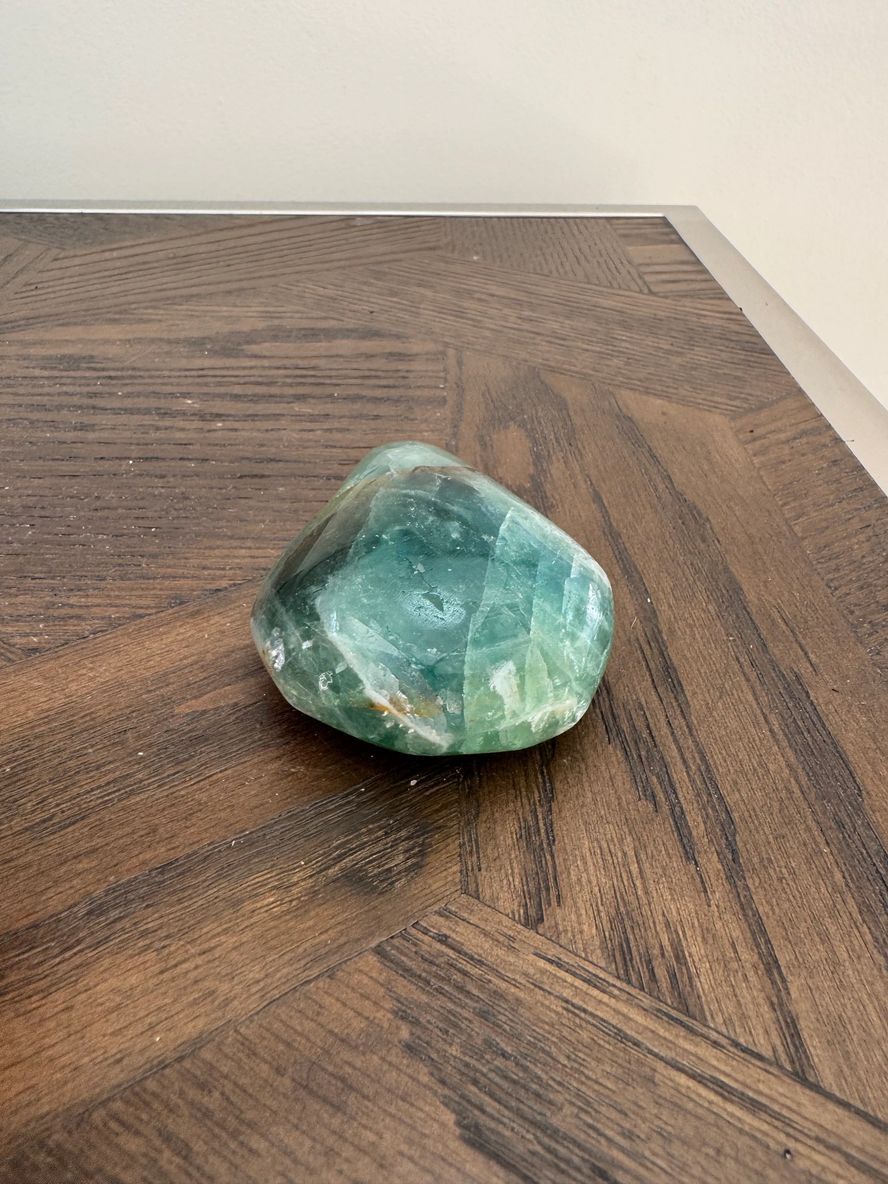 Elaris Quiet Anchor Crystal Palm Stone
